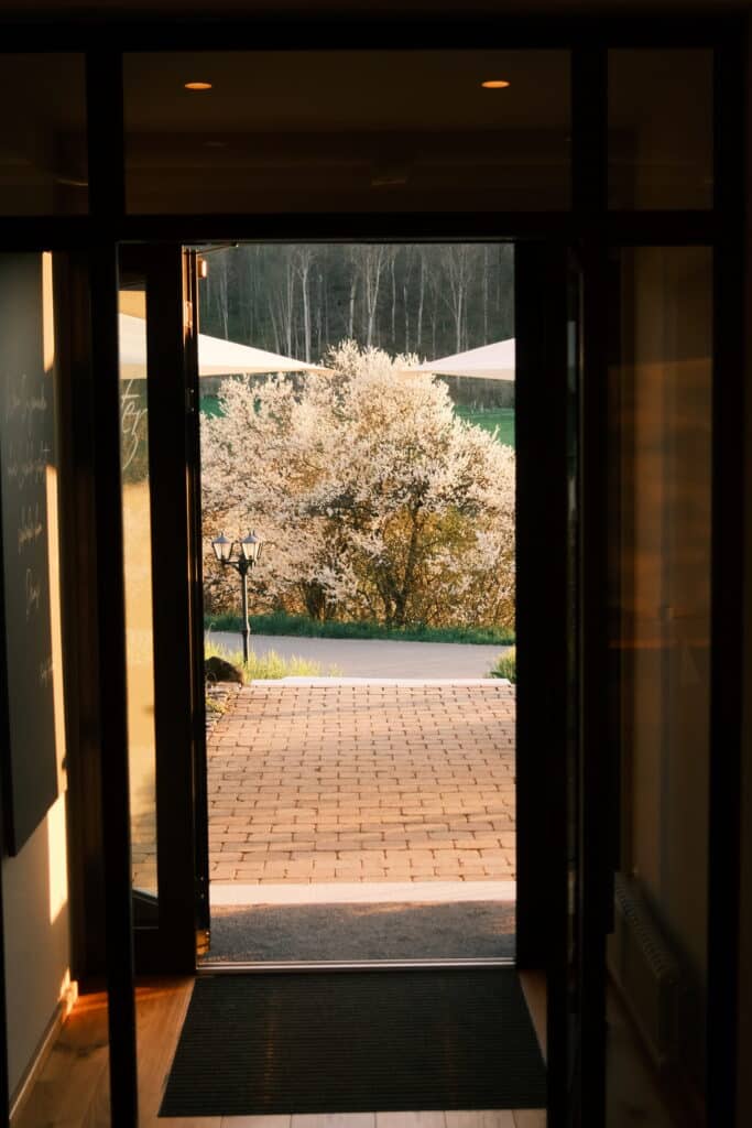 Blick aus dem Restaurant in ein Tal auf der Schwäbischen Alb.