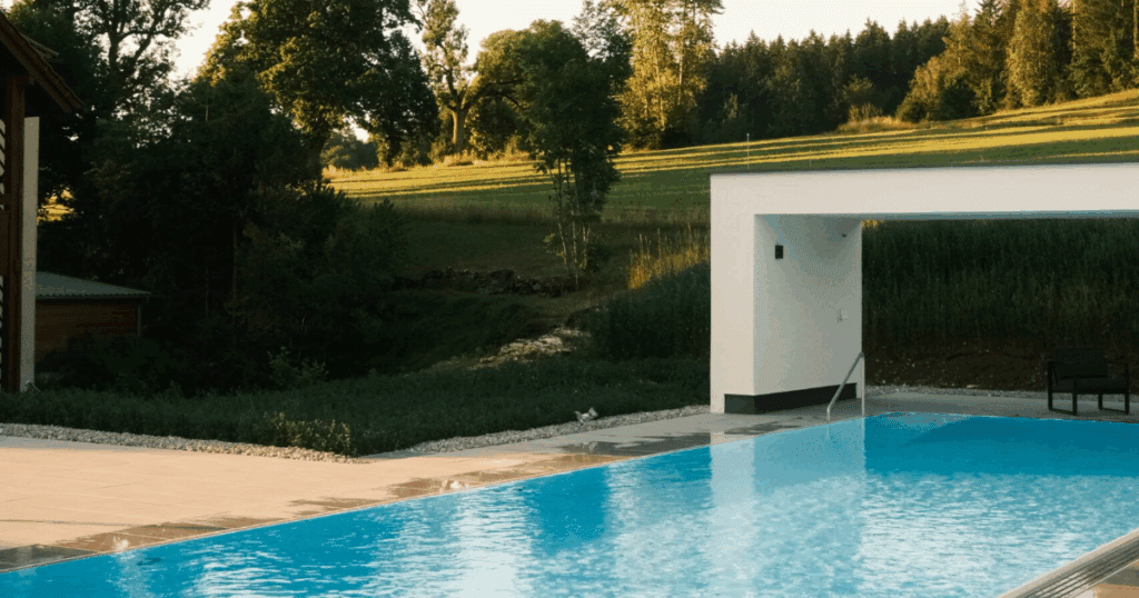 Infos zu unserem beheizten Outdoor-Pool und der finnischen Sauna.