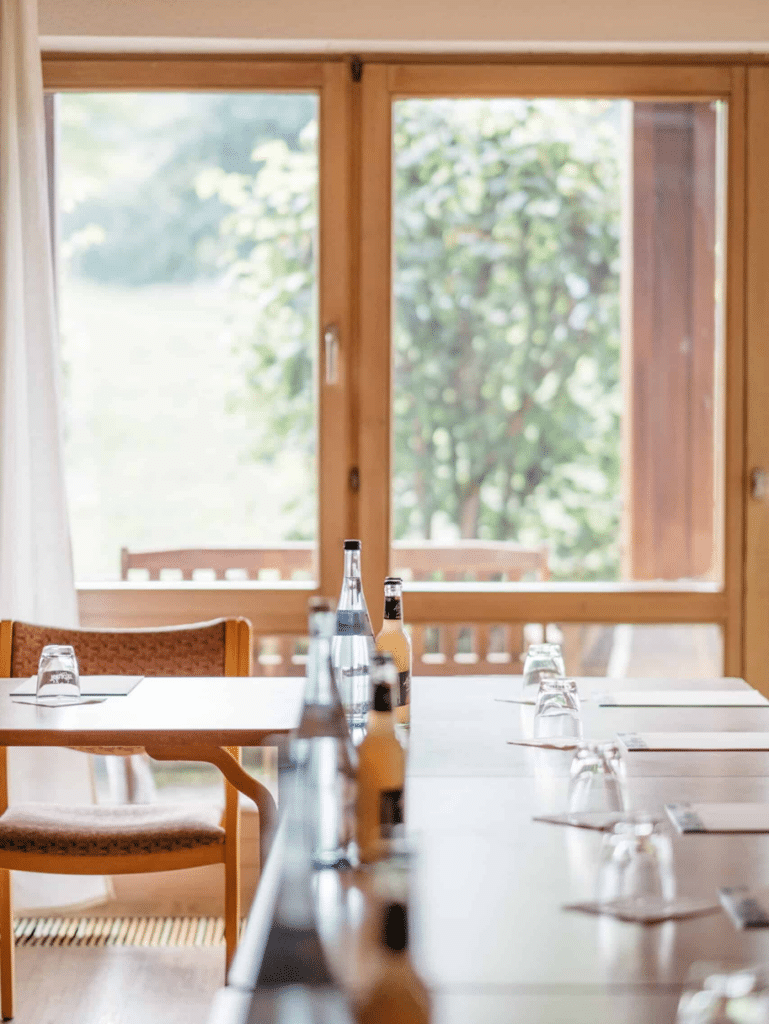Tagungsraum und Seminarraum im Landhotel Winter mit großer Fensterfront und Tageslicht.