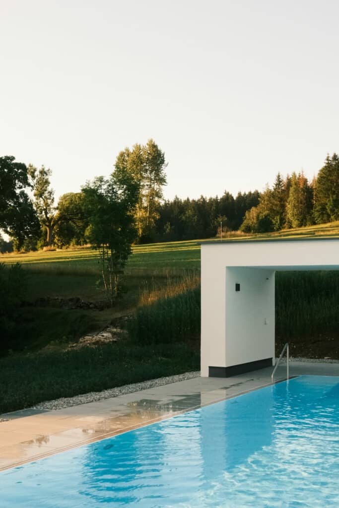 Pool in der Natur Restaurant und Landhotel Winter auf der Schwäbischen Alb