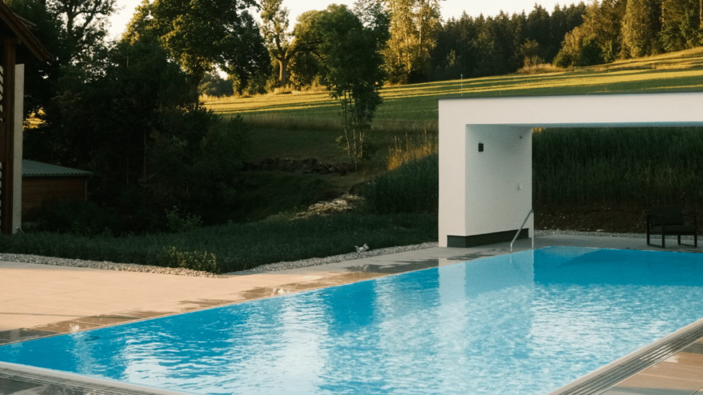Beheizter Außenpool im Landhotel Winter mit grüner Landschaft der Schwäbischen Alb im Hintergrund