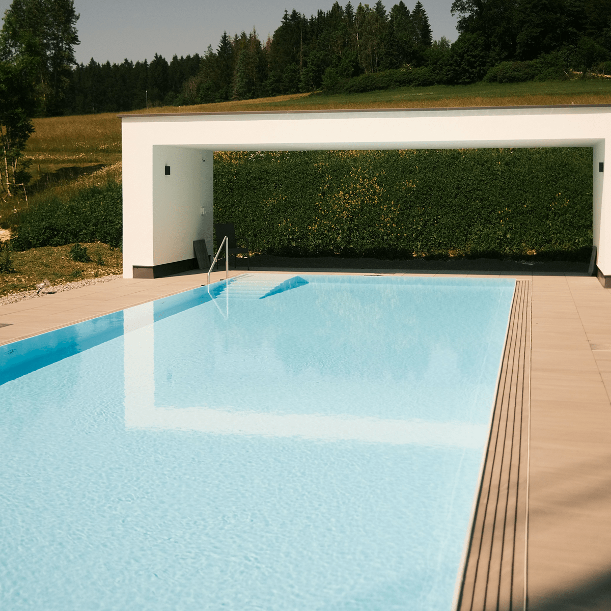 Pool in der Sonne und der Natur im Restaurant und Landhotel Winter.