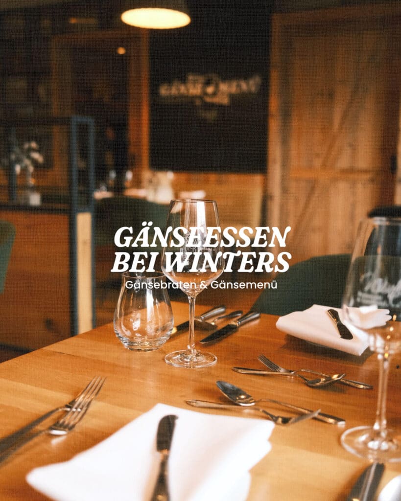 Gänseessen im Restaurant und Landhotel Winter. Eingedeckter Tisch mit Weinglas.