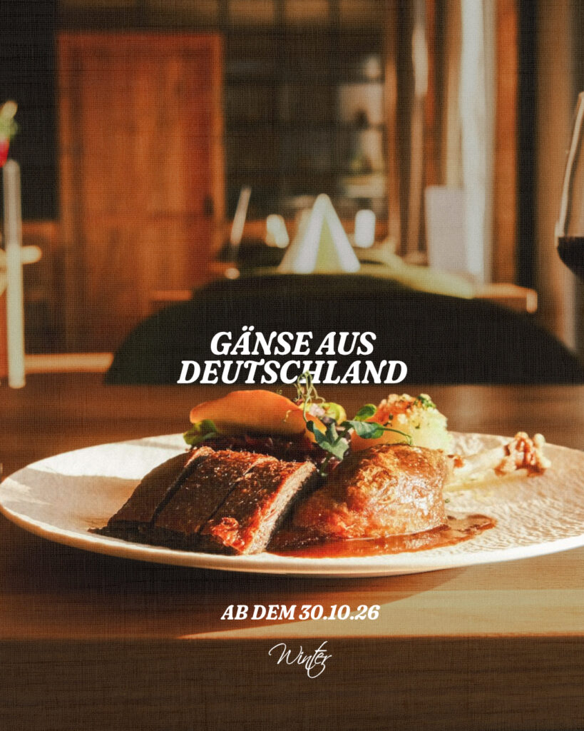 Gänseessen im Restaurant und Landhotel Winter. Gänsebraten auf dem Tisch mit Schriftzug "Gänse aus Deutschland".
