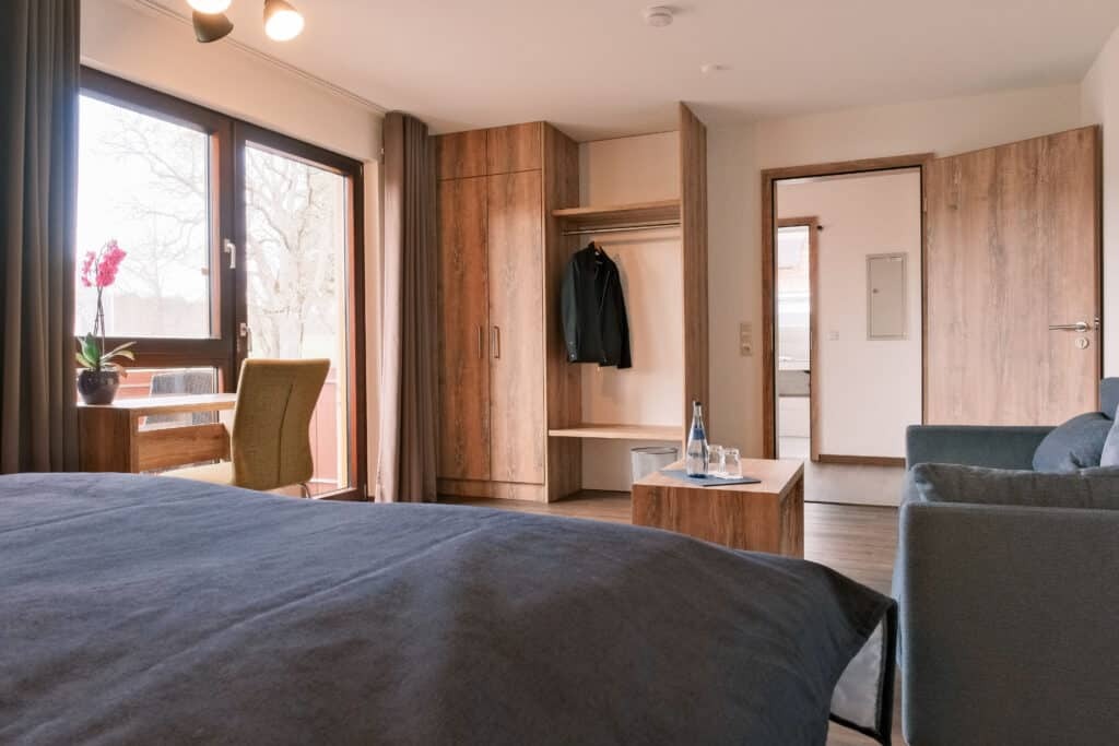 Blick vom Bett in richtung Raum in der Hotel Suite des Landhotel Winters.