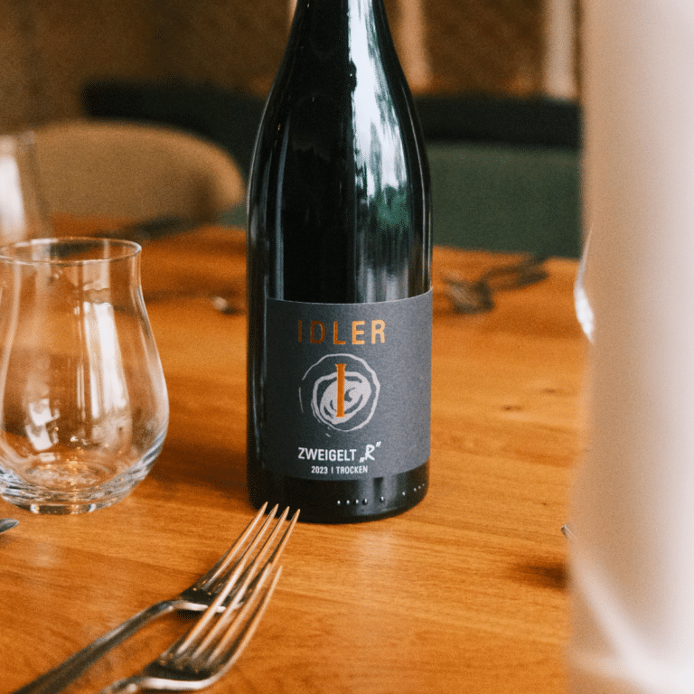 Rotwein FLasche "R" Zweigelt vom Weingut Idler aus dem Remstal.