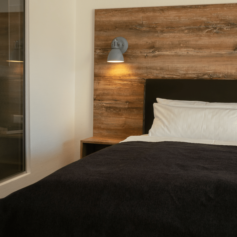Gemütliches, gemachtes Bett im Landhotel Winter.