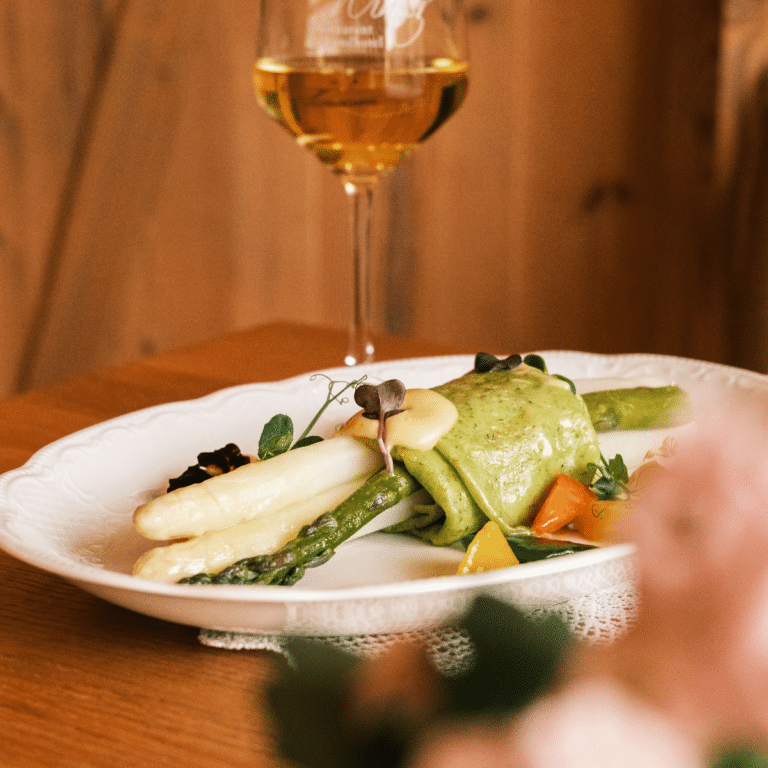 Spargelgericht im Restaurant des Landhotel Winters mit einem Glas Weißwein.