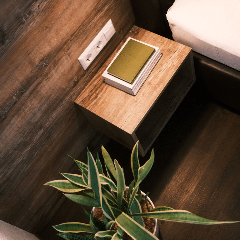 Nachttisch in der Suite mit Büchern darauf.