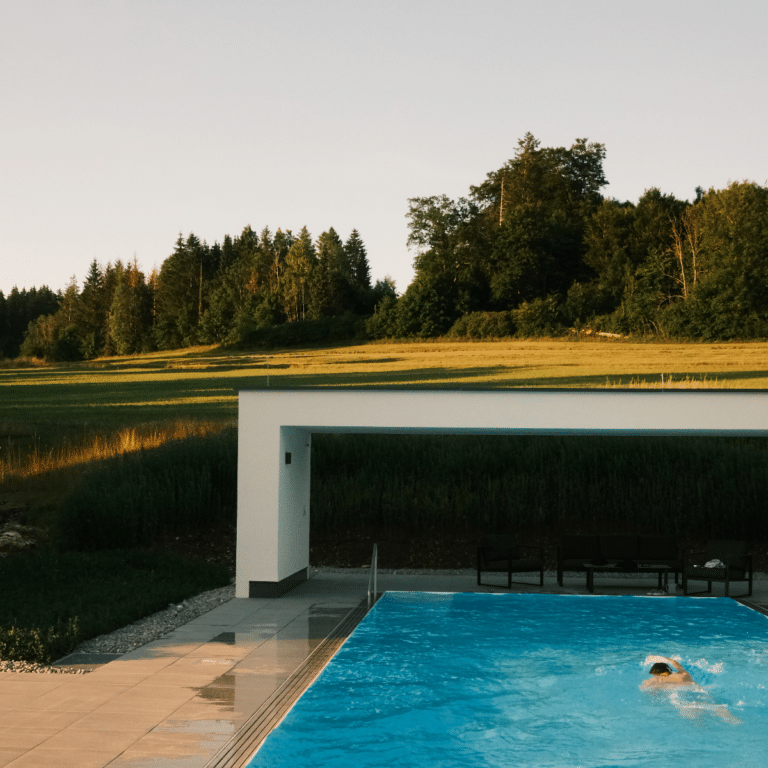 Beheizter Außenpool mit Natur im Hintergrund.