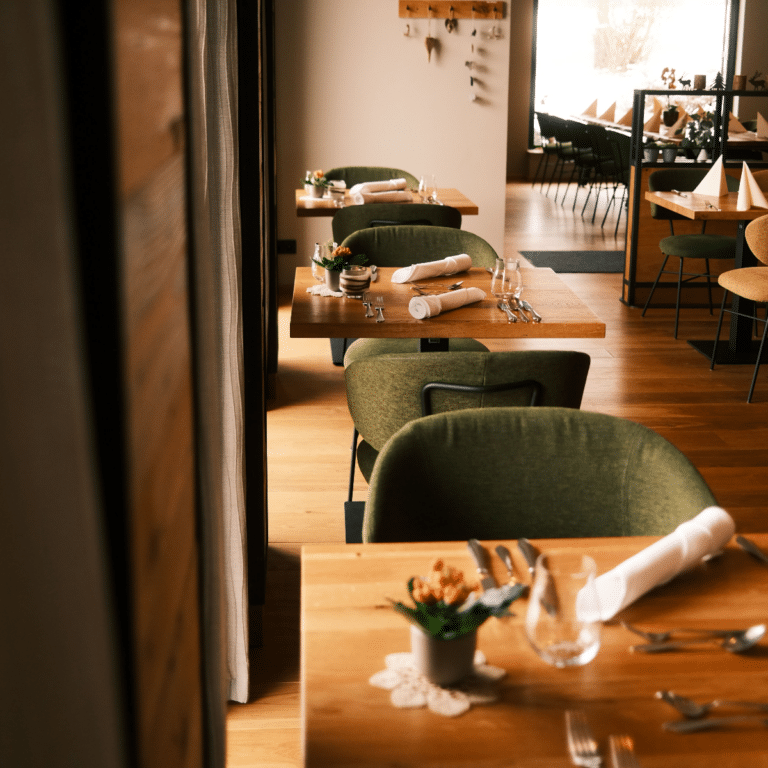 Gedeckte Tische im Gastraum des Restaurants.