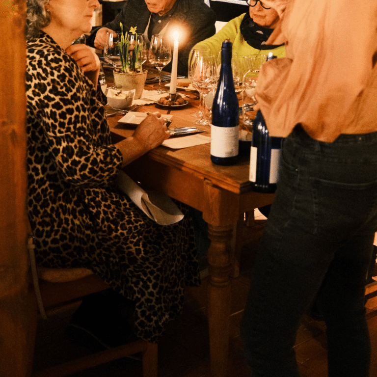 Menschen unterhalten sich im Weinkeller des Landhotel Winters.