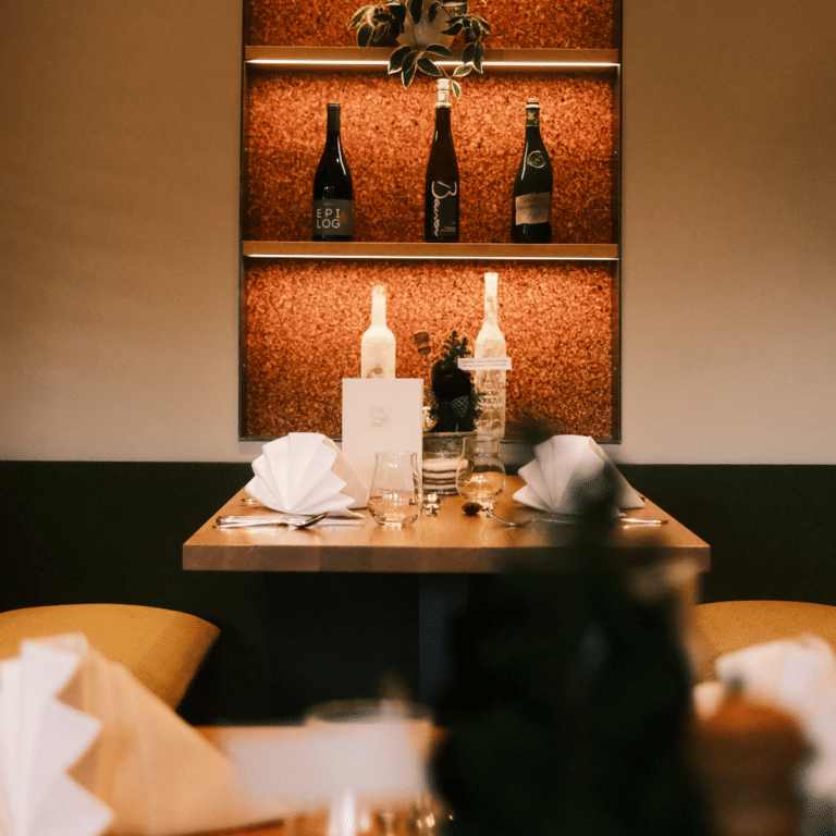 Weihnachtlicher gedeckter Tisch im Restaurant und Landhotel Winter.
