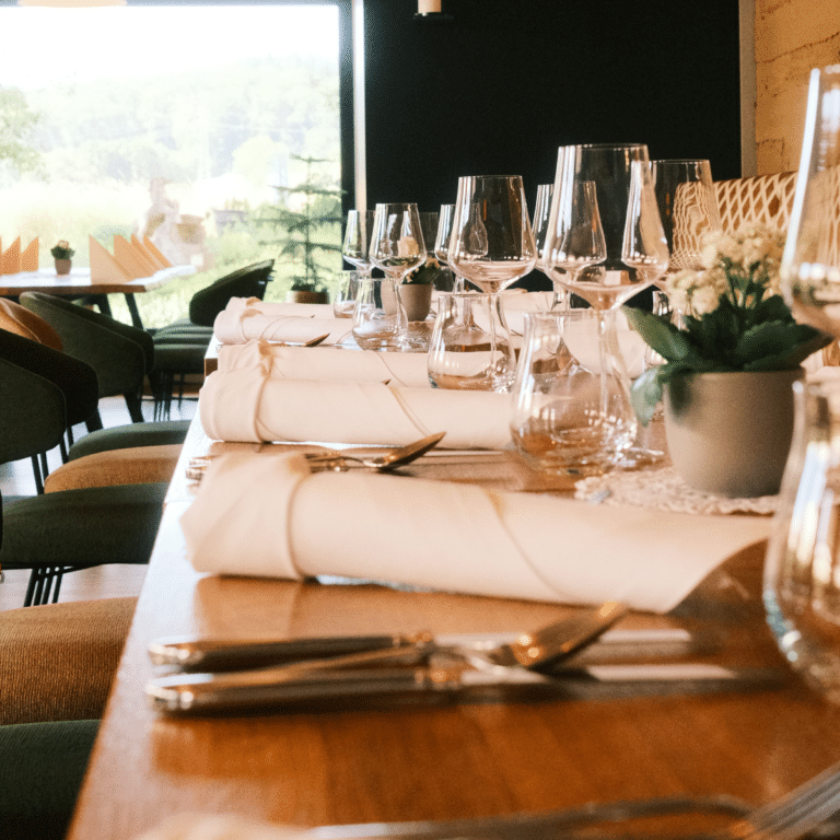 Festlich gedeckter Tisch im Restaurant und Landhotel Winter.