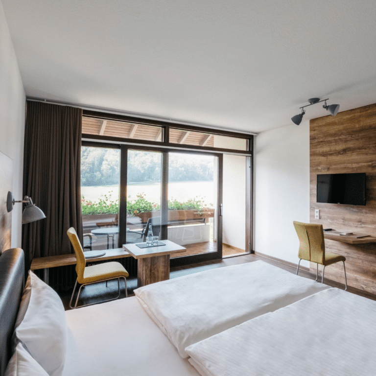 Helles Doppelzimmer im Hotel.
