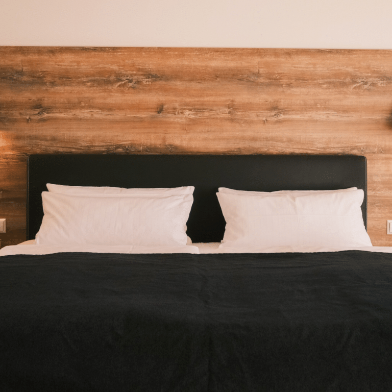 Bett im Doppelzimmer des Hotels.