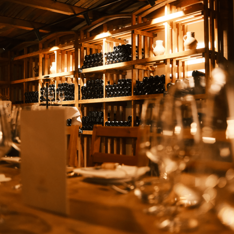 Weinkeller mit vielen Flaschem im Restaurant und Landhotel Winter.