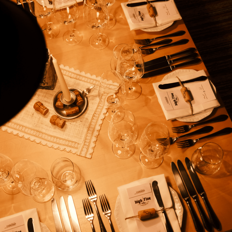 Gedeckter Tisch im Weinkeller des Landhotel Winters.