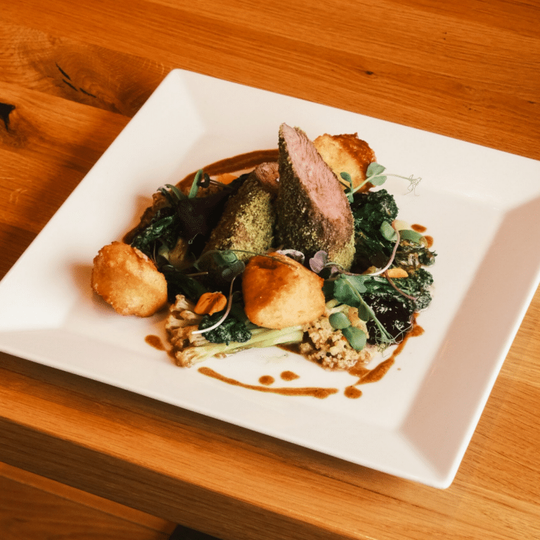 Tellergericht mit gebratenem Rehrücken und Dauphine Kartoffeln.