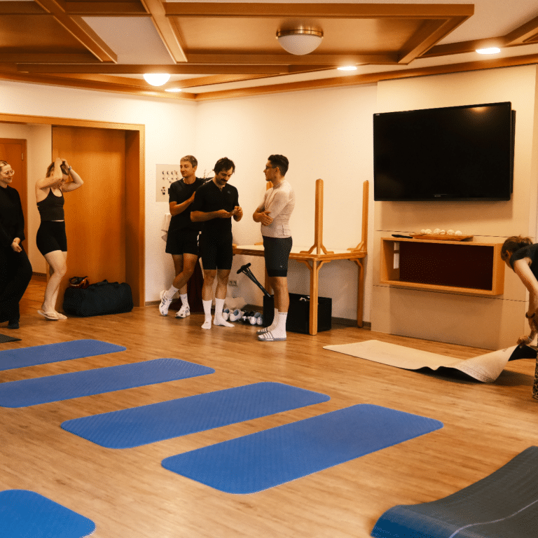 Yoga-Einheit im Restaurant und Landhotel Winter.