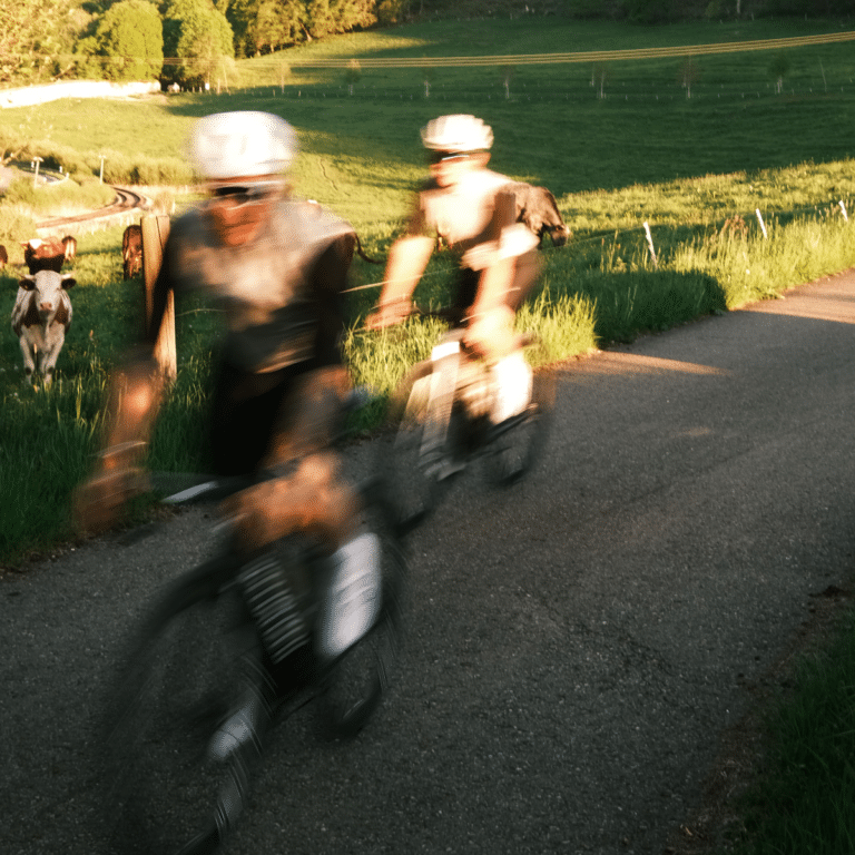 Rennrad Fahrer auf der Wiese vor dem Hotel.
