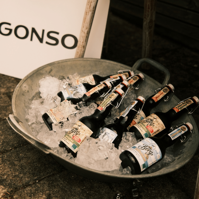 Berg Bier im Kühler mit Gonso Cycling Tafel im Hintergrund.
