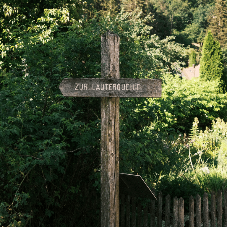 Holzschild "Zur Lauterquelle".