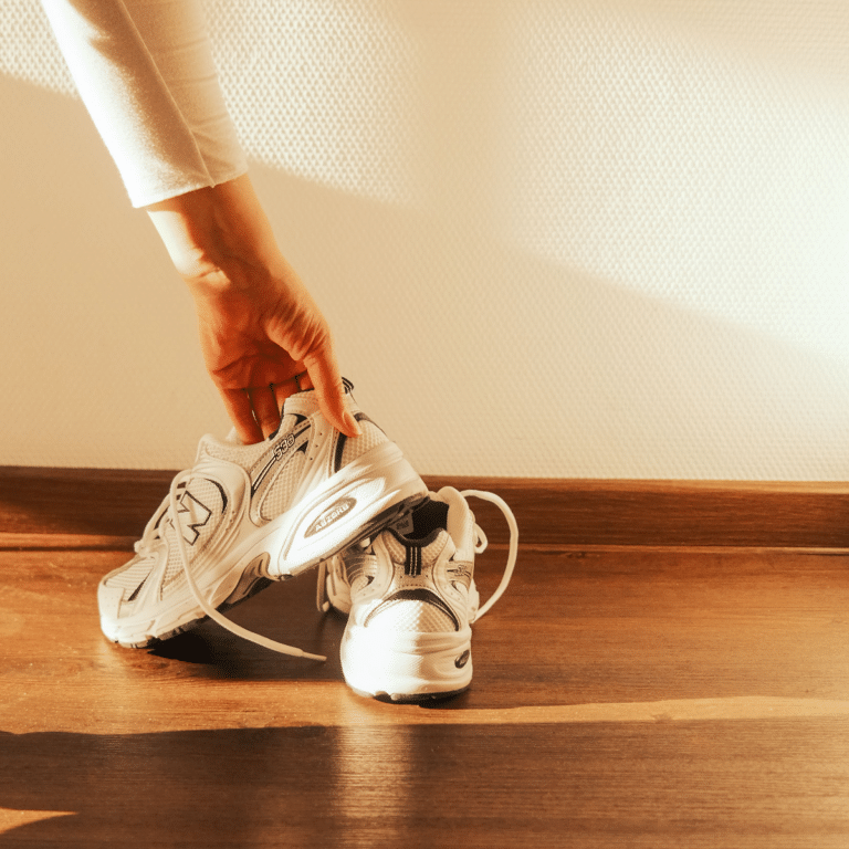 Sportschuhe im Hotelzimmer.
