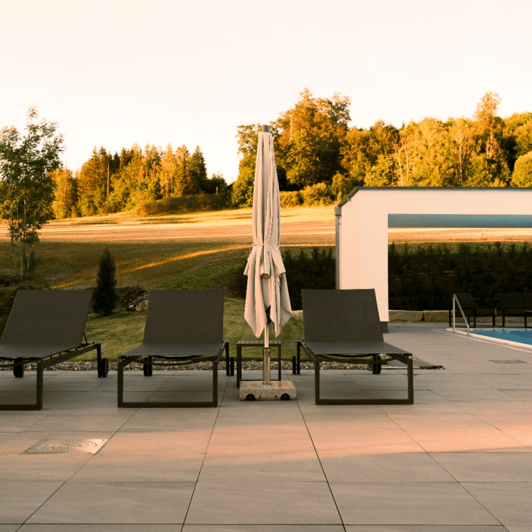 Hotel Pool mit Liegen im Abendlicht imRestaurant und Landhotel Winter.