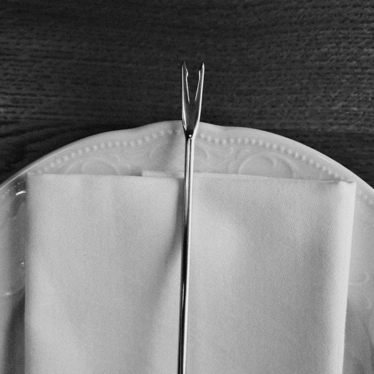 Gabel auf Serviette auf Teller