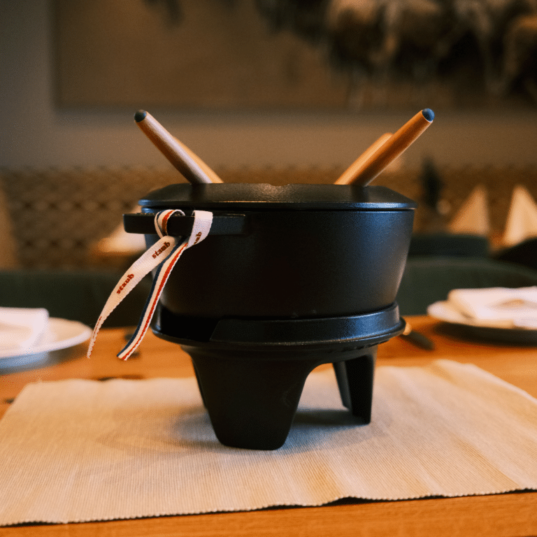 Schwarzer Fonduetopf auf Tisch