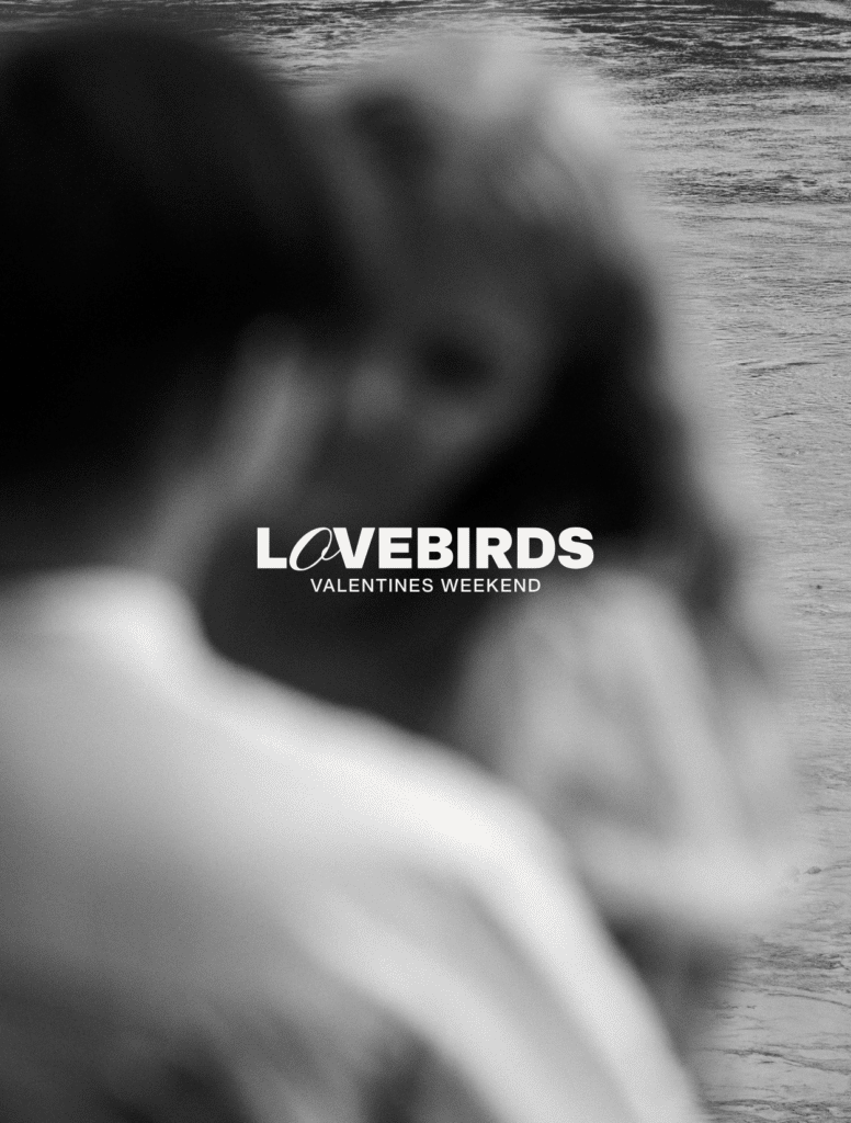 Paar vor der Wasser was sich umarmt vor der Lauter am Landhotel Winter