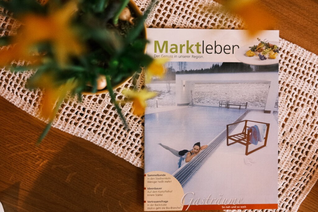 Marktleben Magazin Cover mit dem Pool des Landhotel Winters aus der Ausgabe Februar/März 2026.