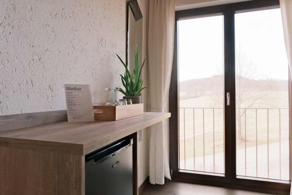 Flur mit Minibar der Lautertal Suite des Landhotel Winter.