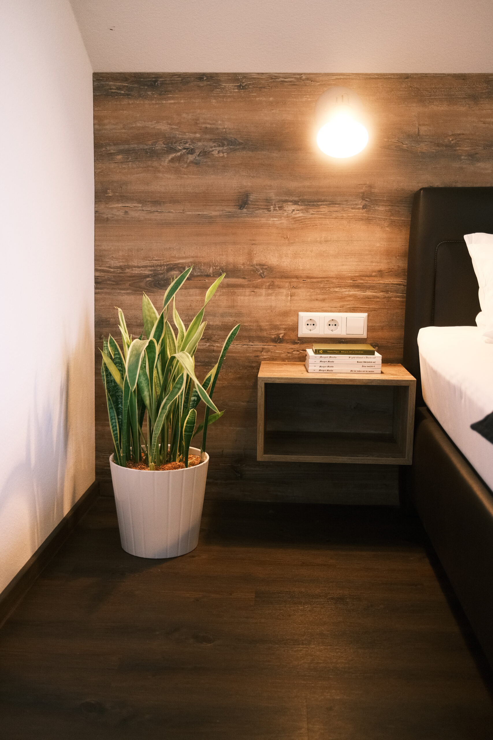 Blick Richtung Bett in der Hotelsuite des Landhotel Winter auf der Schwäbischen Alb.