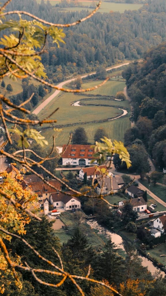 Idyllische Weitsicht über das unberührte Große Lautertal im Biosphärengebiet Schwäbische Alb – ein Höhepunkt vieler Wanderrouten ab dem Landhotel Winter.