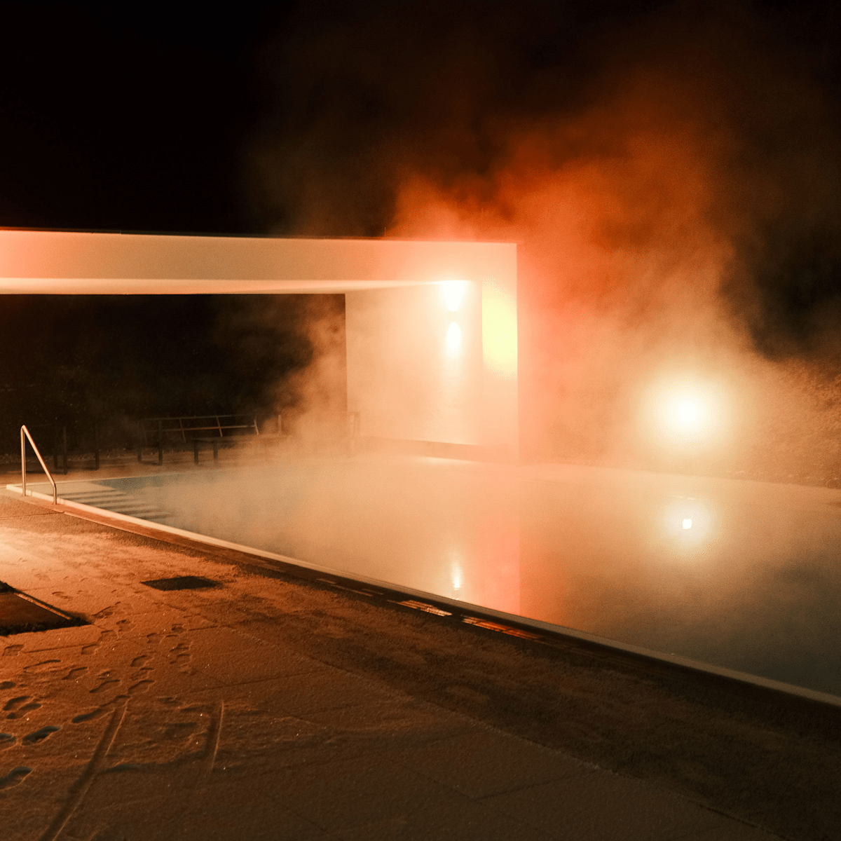Hotelpool bei Nacht im Landhotel Winter mit Ambient Beleuchtung.