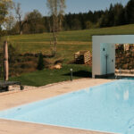 Frischer Rollrasen am Pool des Restaurant und Landhotel Winter mit heimattypischen Pflanzen und einem weiten Blick in die Natur.