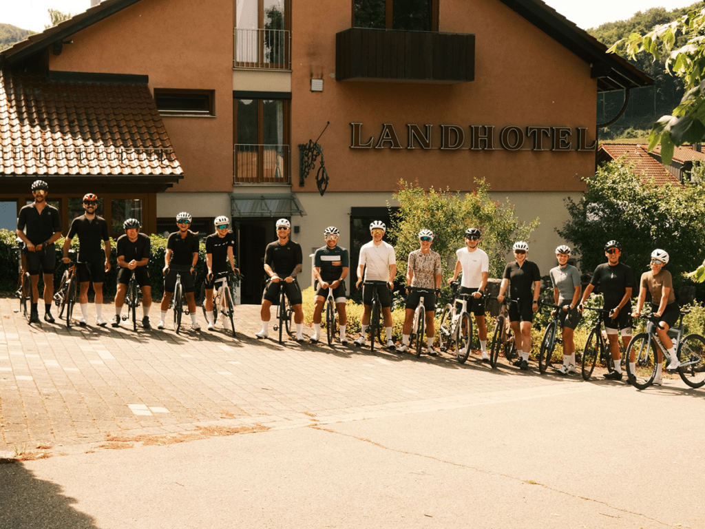 Gruppenfoto von Rennradfahrerinnen und Rennradfahrern vor dem Restaurant und Landhotel Winter.
