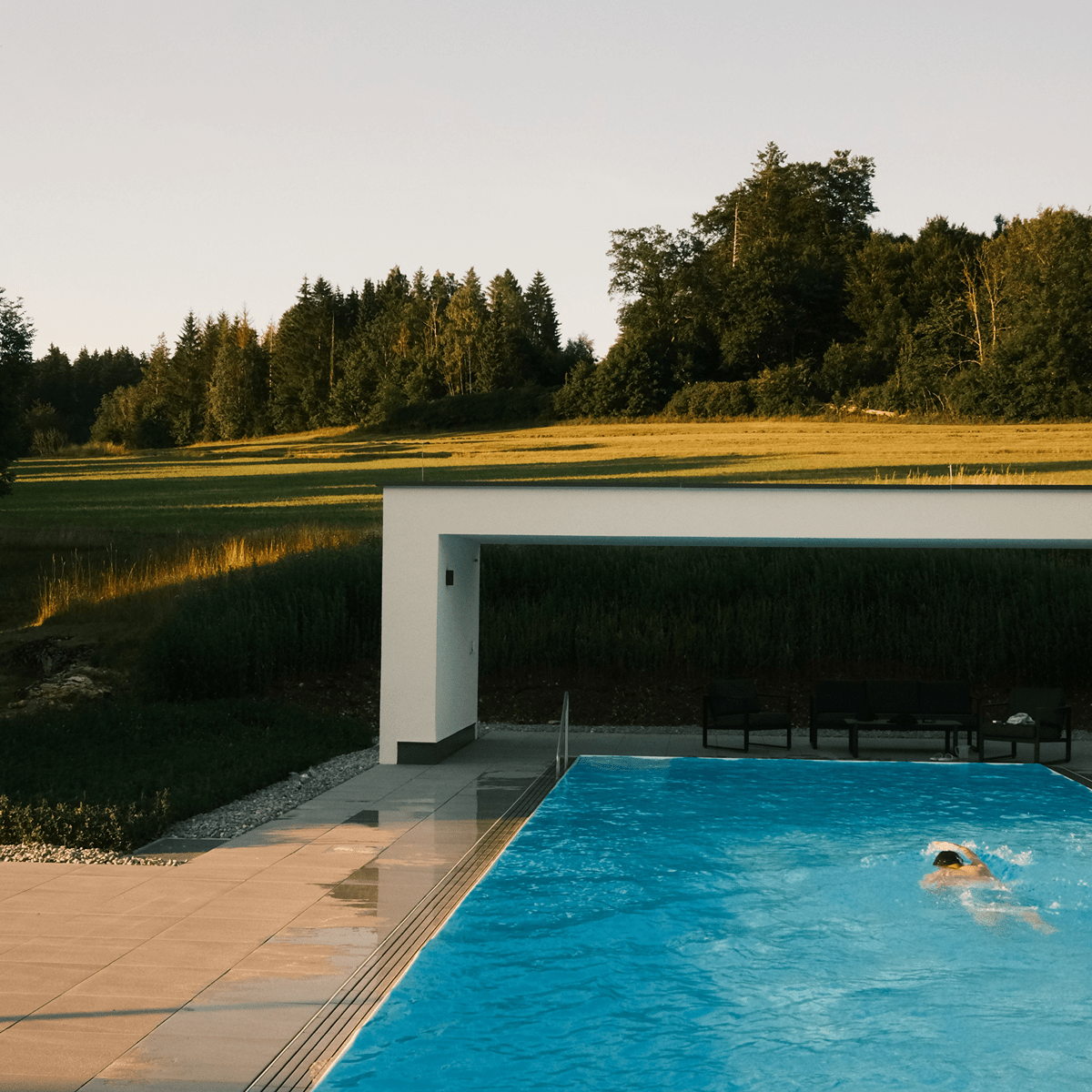 Mann schwimmt im Wellnesshotel Landhotel Winter in Gomadingen auf der Schwäbischen Alb.